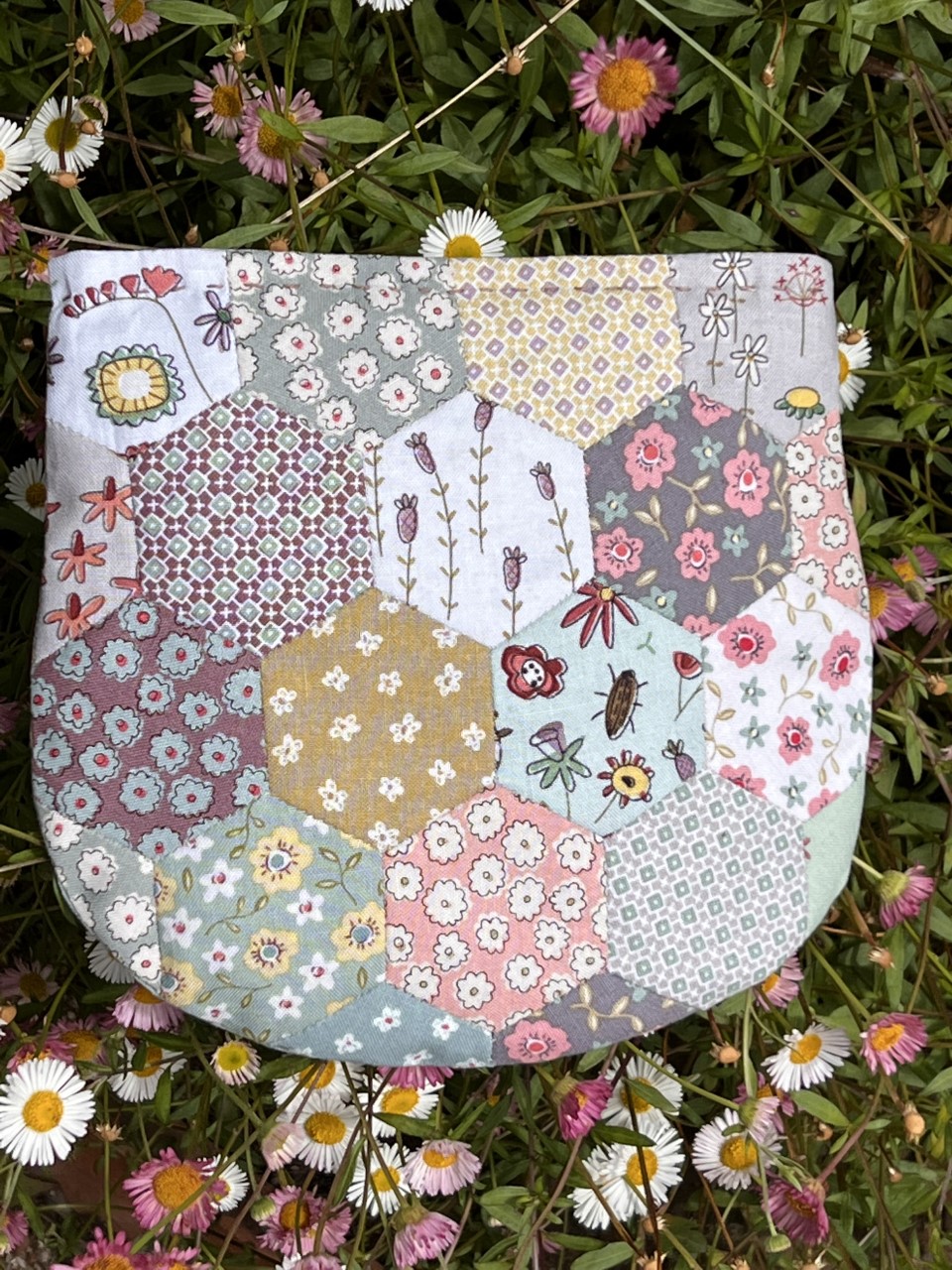 Daisy Do Pouch, Pattern by Anni Downs, Hatched and Patched